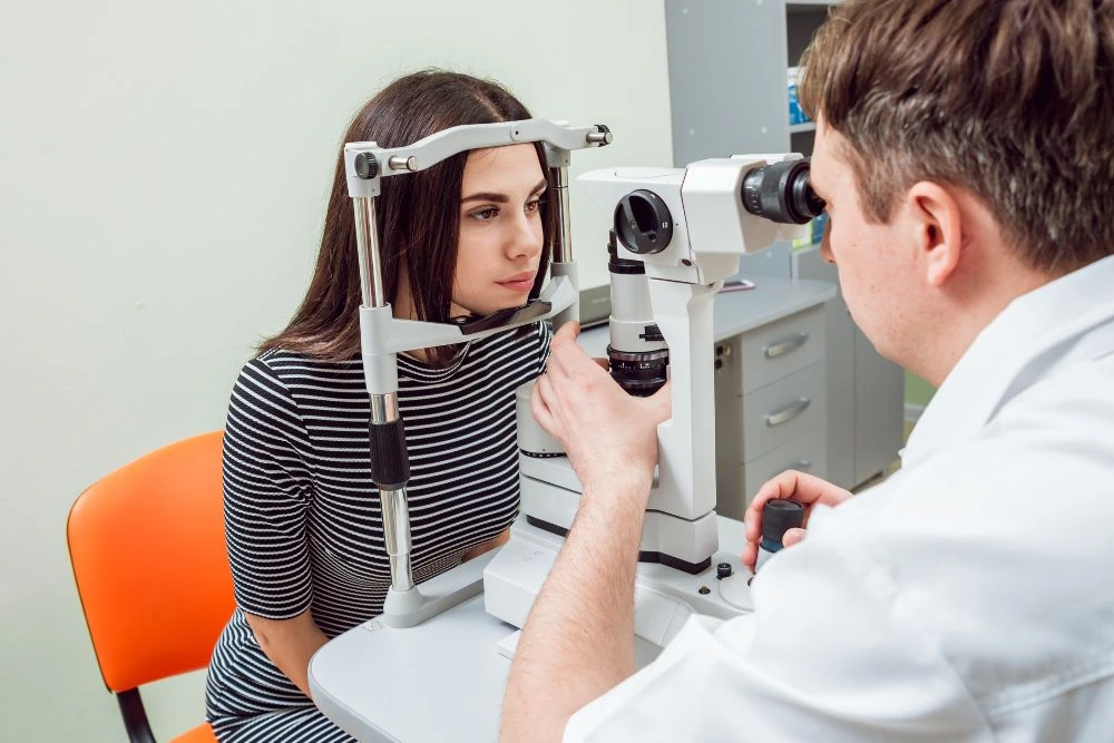 retina doctors examines patient in Chennai
