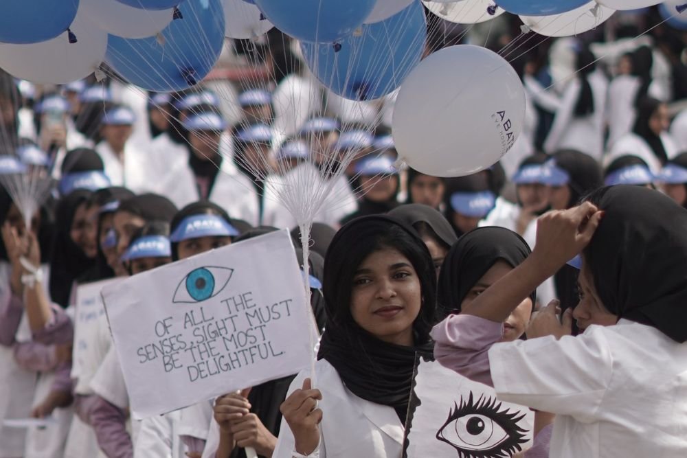Participants taking the #LoveYourEyes pledge